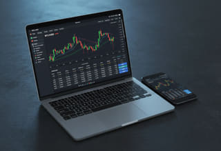 Controlla l'attività: verifica lo storico delle operazioni e i movimenti dell'account